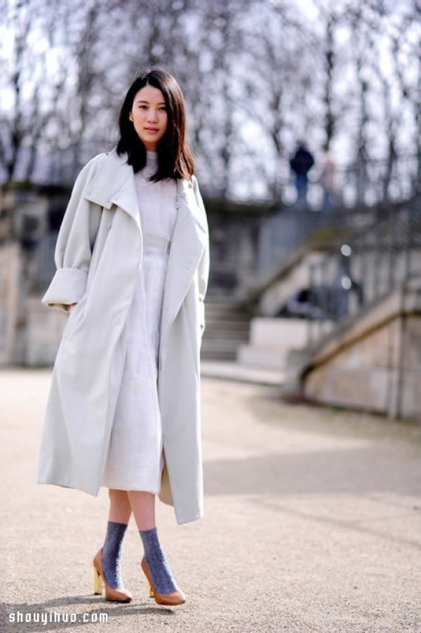 Breaking away the haze of winter: Girls wearing all white in autumn and winter