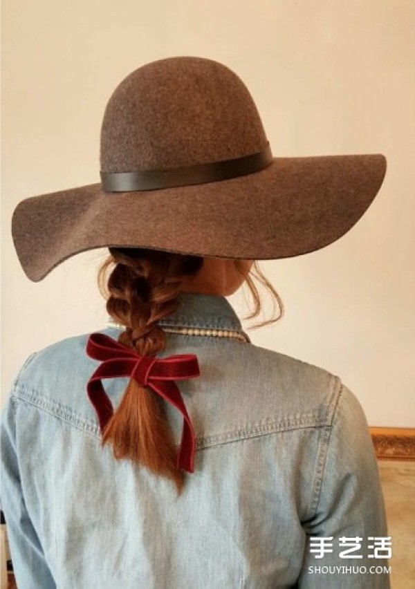 The combination of small and romantic bow hair accessories will induce your girlish heart