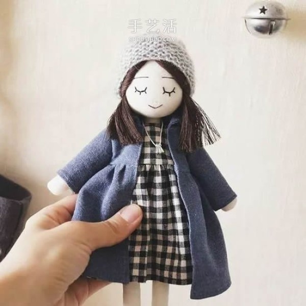 How to make a homemade dress-up doll with just a few pieces of cloth so your child can