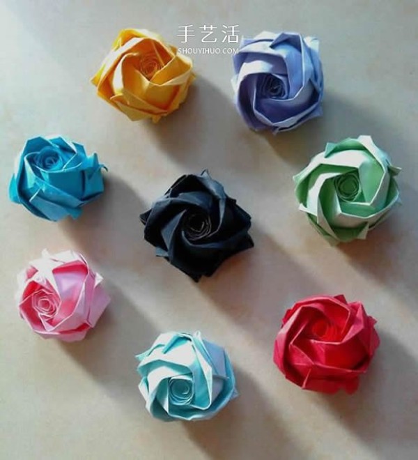 The process of folding an origami Kawasaki rose with a flower center