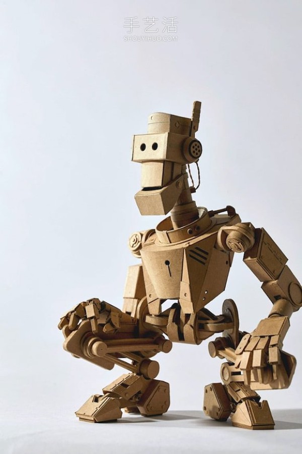 Incredible handmade cardboard robot, lifelike! 