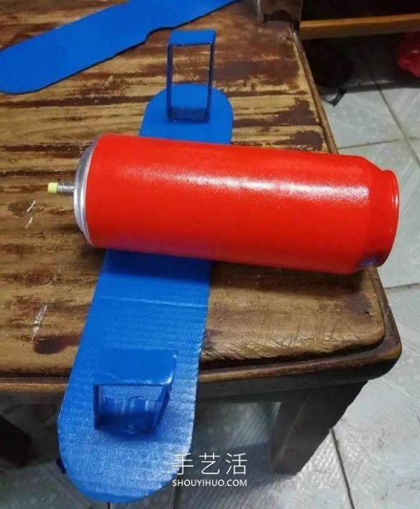 A simple way to use can can waste to make a homemade airplane model