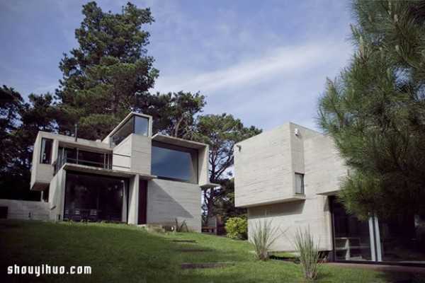 Forest villa design created by combining concrete and glass materials