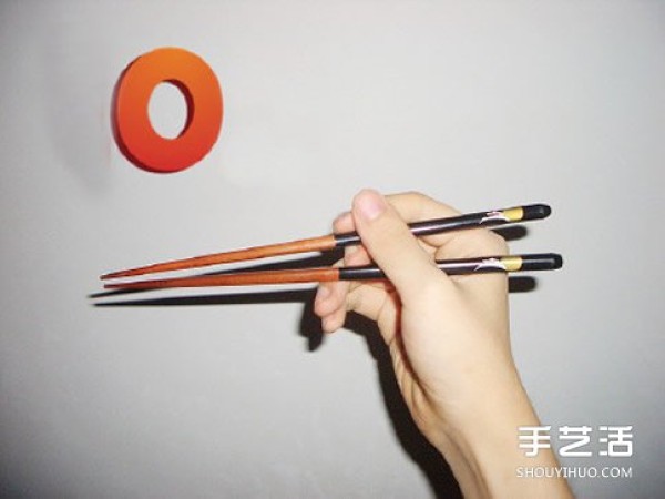 The correct way to hold chopsticks and the correct posture for holding chopsticks