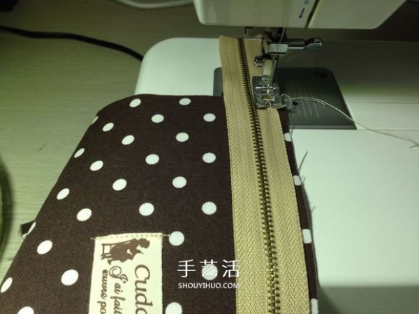 Illustration of how to make a fabric zipper bag including detailed steps for zippering