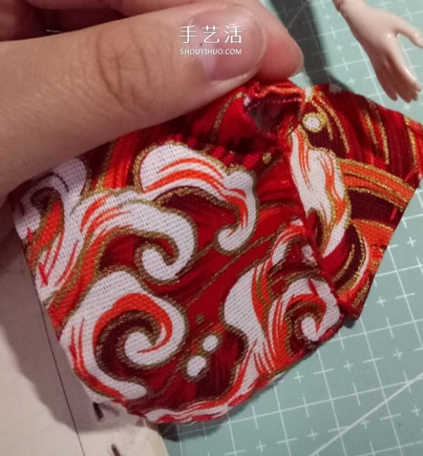 Chou Chou will show you how to make beautiful doll clothes by hand