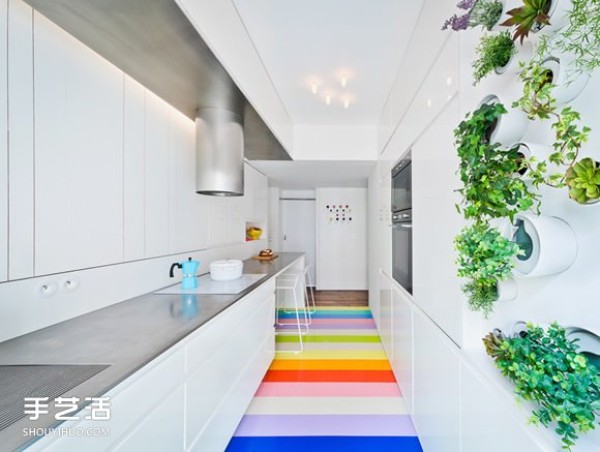 Fresh and energetic, the white color highlights the many bright spots of the apartment design