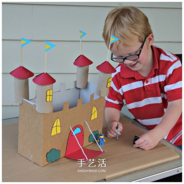 How to make a homemade small castle with illustrations of using cardboard boxes to make a castle