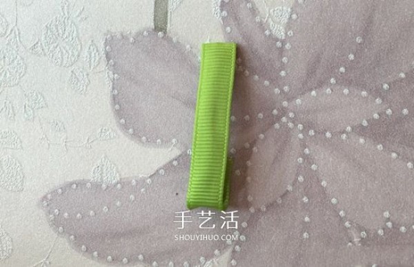 Illustration of how to make handmade flower hair accessories with ribbons