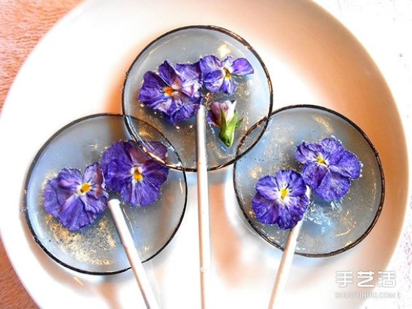 Hide petals into lollipops to create a delightful flower dessert DIY