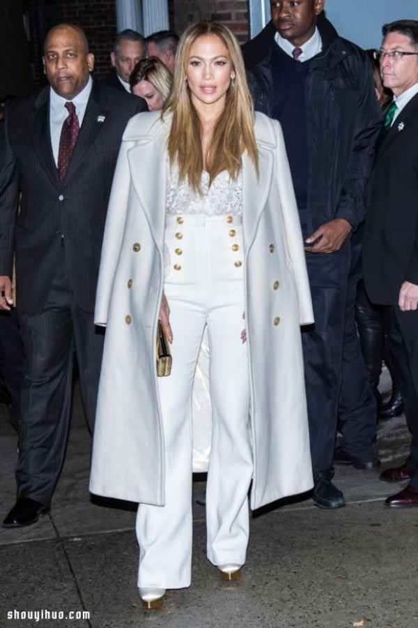 Breaking away the haze of winter: Girls wearing all white in autumn and winter