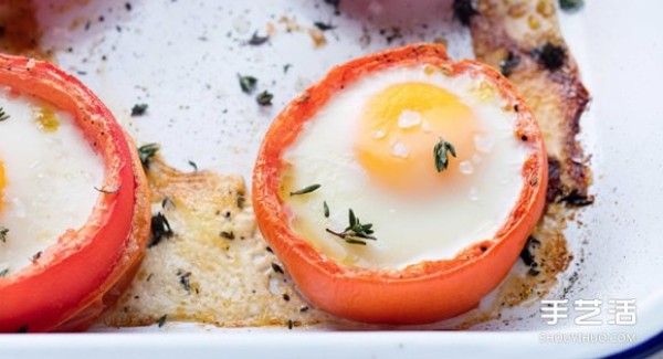 New way to eat breakfast: Crack eggs into tomatoes and bake them in the oven