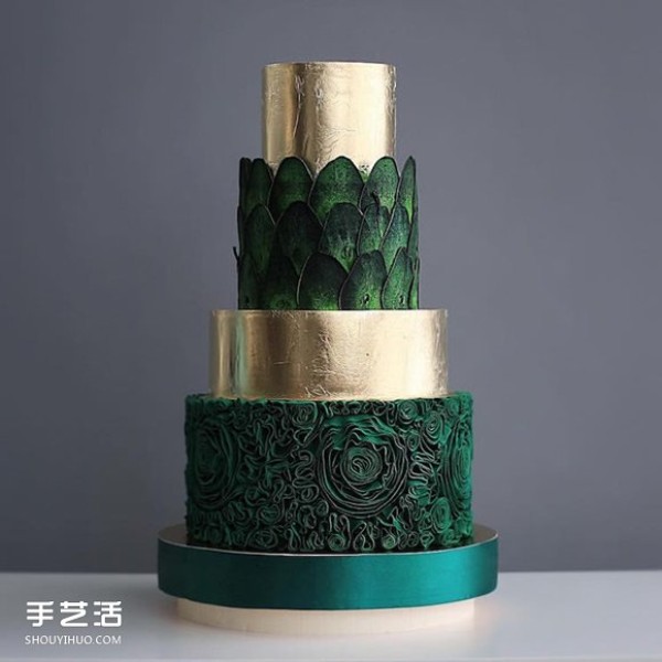 Yummy and beautiful: a shaped cake that blends architecture and art