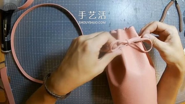 Detailed step-by-step diagram of how to make a homemade mini leather bucket bag