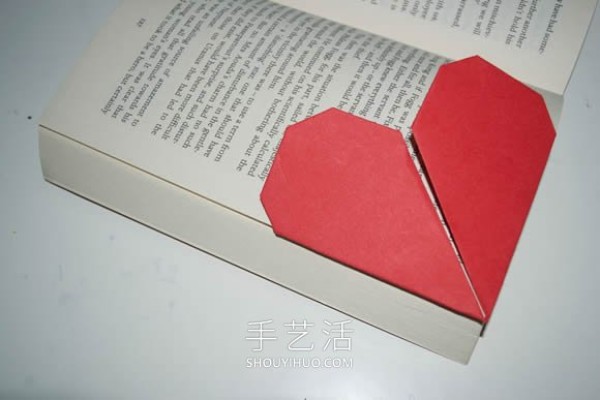 Illustrated steps for folding a simple handmade origami heart-shaped bookmark