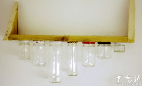 Super practical home crafts: DIY storage racks for glass bottles and jars