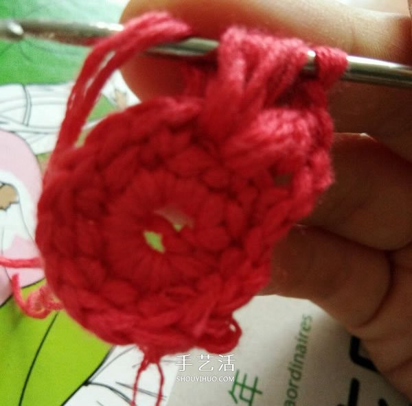 Crocheting illustrations of small woolen flowers and knitting tutorials of six-petaled flowers