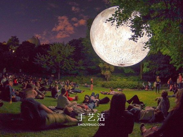 A different moon-viewing experience! Giant moon installation art work