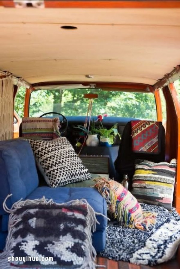 A minibus transformed into a cozy RV will take you around the world~