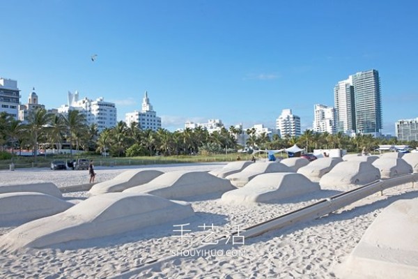 Traffic jam on the beach! Sand sculpture art calls for vigilance against climate change