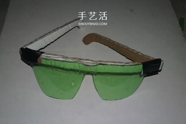 How to use soda bottle waste to make black-framed sunglasses by hand