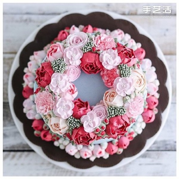 You can also decorate pictures of super beautiful decorated cakes so well