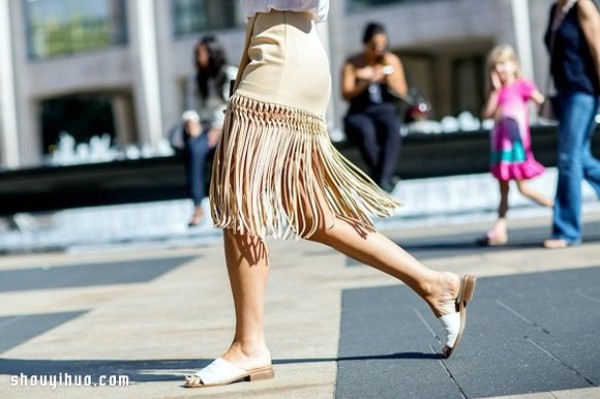 Having a half-hippie tassel skirt between retro and modernity