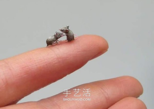 Super realistic miniature animal statues that fit on your fingertips! 