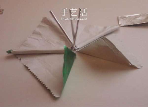 Illustration of how to use chewing gum wrapper waste to make homemade small umbrellas