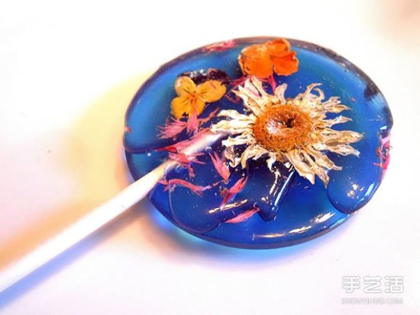 Hide petals into lollipops to create a delightful flower dessert DIY