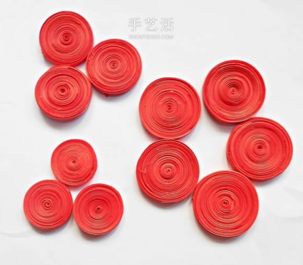 Illustration of how to make beautiful roses from quilled paper