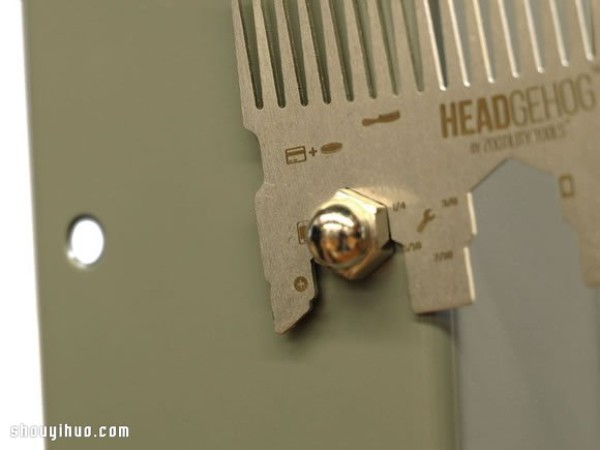 Headgehog, a small comb that integrates multiple commonly used tools