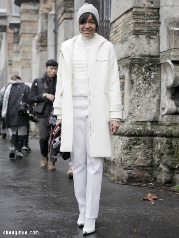 Breaking away the haze of winter: Girls wearing all white in autumn and winter