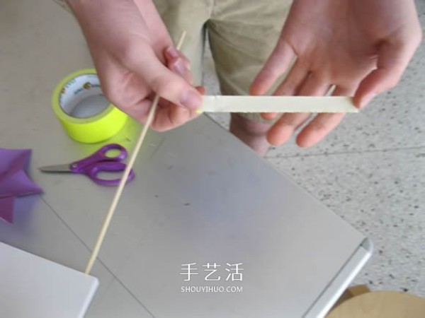 Illustration of how to make a simple paper umbrella. It can be opened and folded! 