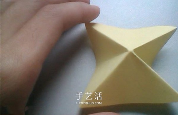 Illustrated process of origami using three-dimensional lilies for weddings