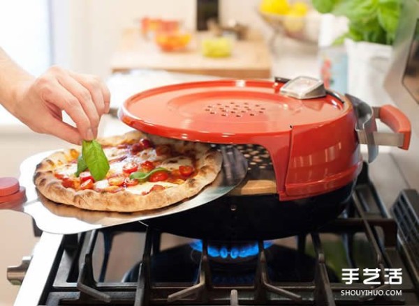 The countertop oven design allows you to make professional and delicious pizza at home