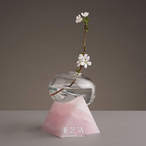 Be a lazy vase! A glass sculpture in which fragility and hardness depend on each other