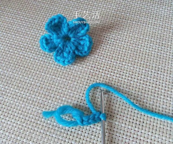 Illustration of the basic crochet method for cute five-petal flowers and crocheting small woolen flowers