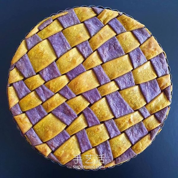 The cake crust design with complex patterns is beautiful before and after baking! 