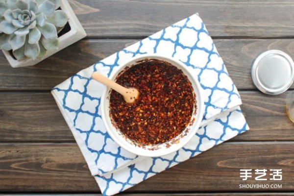 Simple and versatile chili oil DIY recipe for chili sauce that does not cover the original flavor of food