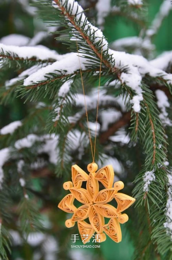 Illustrations on how to make simple winter paper snowflake ornaments