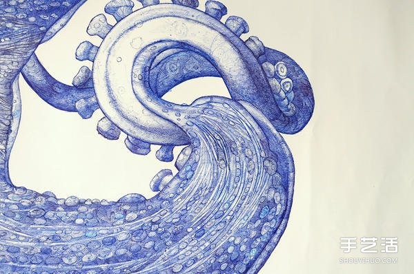 It took one year to draw a realistic and domineering giant octopus with a ballpoint pen