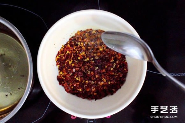 Simple and versatile chili oil DIY recipe for chili sauce that does not cover the original flavor of food