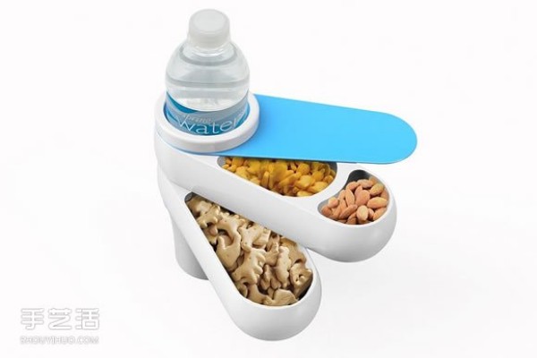 Creative car drink holder design can also hold snacks in addition to drinks