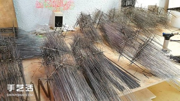 This is not a sculpture of steel bars and piano strings.