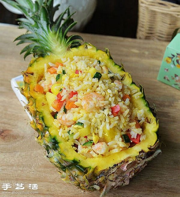 Seasonal fruit creative DIY recipe for refreshing pineapple fried rice