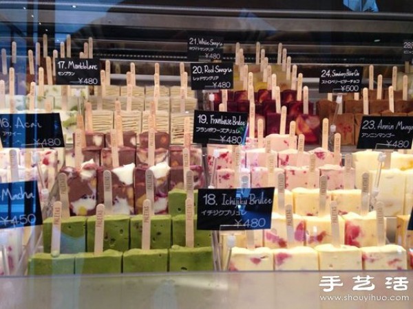 Popsicles made from fresh fruits at the Japanese PALETAS store