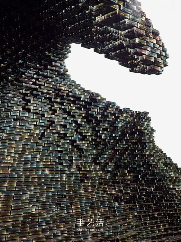 The undercurrent of ten thousand bricks is surging! Installation art stacked with glass