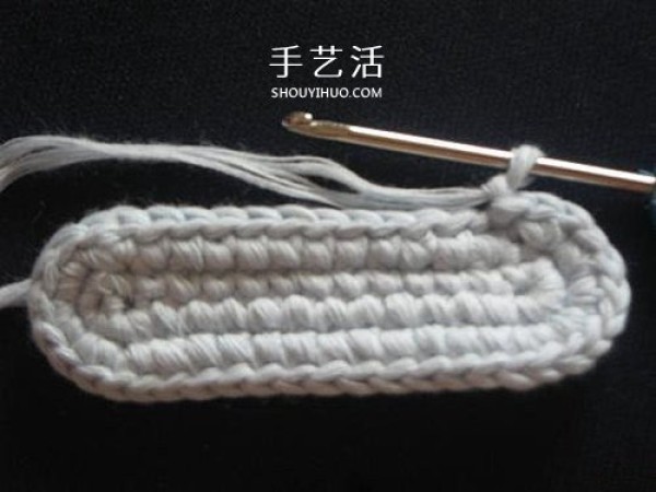 Illustration of how to knit baby warm woolen shoes by hand-knitting baby shoes