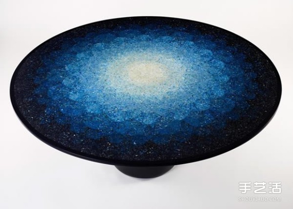 From abandonment to rebirth, the sea blue round table Gyro contains the concept of utopia